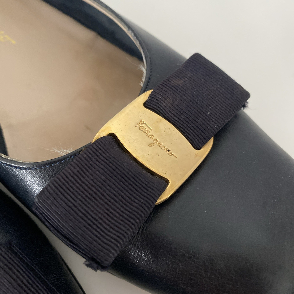 Salvatore Ferragamo Vara Pump Navy Blue Black Gold Logo Bow Low Heel 10 A2 - Picture 3 of 13